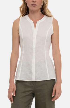 Donna che indossa una camicia bianca senza maniche con scollo a V e pantaloni verde oliva, mostrata dalle spalle ai fianchi.