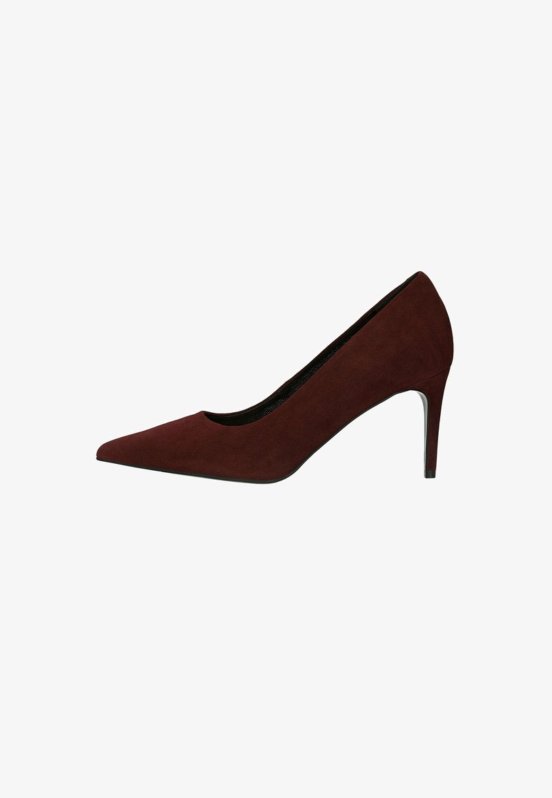 Bordově červená suede vysoká obuv na podpatku s špičatou špičkou a štíhlým stiletto podpatkem. Hladká textura s elegantním, minimalistickým designem.