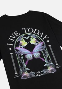 Zwarte t-shirt met een kleurrijk grafisch ontwerp met een vlinder, bloemen en tekst. De afbeelding is gedetailleerd met bloemaccenten.