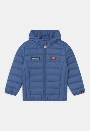 Veste à capuche matelassée bleue avec fermeture éclair devant, poignets élastiques et écussons du logo ellesse sur la poitrine et le poignet.