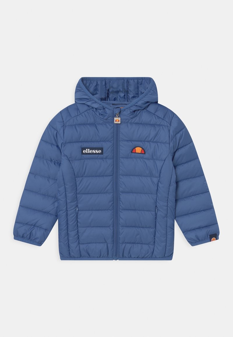 Veste à capuche matelassée bleue avec fermeture éclair devant, poignets élastiques et écussons du logo ellesse sur la poitrine et le poignet.
