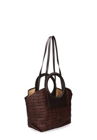 Sac fourre-tout en tressé marron avec un extérieur texturé, des accents en cuir lisse, deux longues poignées et une anse circulaire. Design à ouverture supérieure, intérieur non doublé.
