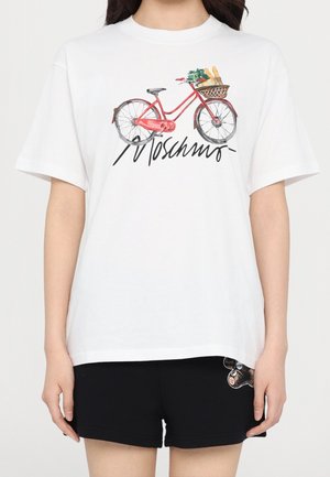 Witte katoenen t-shirt met een rode fietsillustratie met een mand vol brood en groen. Zwart Moschino-logo gedrukt onder het ontwerp.
