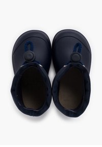 Stivali in gomma blu navy con finitura liscia, punta arrotondata e cordino intrecciato blu navy con chiusura a toggle per una vestibilità sicura. Morbida fodera interna.