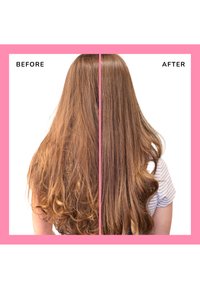 Före- och efterbild av hår. Vänster: långt, lockigt, ljusbrunt hår. Höger: rakt, glansigt, ljusbrunt hår med mjuka vågor. Rosa bakgrund.