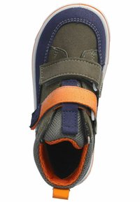 Groene en marineblauwe stoffen schoen met oranje accenten, klittenbandsluiting, rubberen zool, getextureerde binnenkant en rondneus ontwerp.