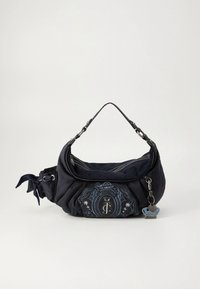 Tengerészkék szövet kézitáska íves formával, díszítő hímzéssel, ezüst színű fém alkatrészekkel és rövid fogantyúval. Oldalsó masni díszítéssel.