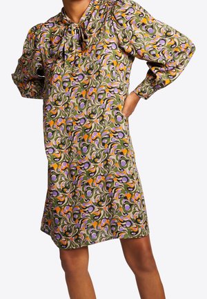 Jurk met bloemenpatroon in paarse, groene en oranje tinten, voorzien van een hoge halslijn, pofmouwen en een subtiele strikdetail bij de kraag.