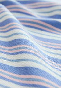 Tissu rayé dans des nuances de bleu doux, blanc et rose clair ; présente des lignes ondulées avec un motif tricoté texturé.