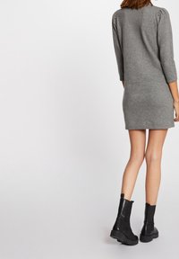 Morgan Stickad klänning - light grey