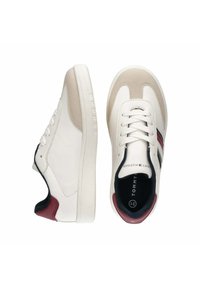 Sneaker bianchi e beige con una tomaia in pelle liscia, caratterizzate da dettagli color bordeaux, punta rotonda e suola piatta in gomma. Design con lacci e colletto imbottito.