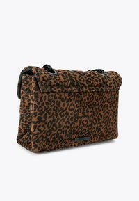 Borsa a tracolla leopardata in tessuto morbido e testurizzato. Presenta una patta pieghevole e una tracolla in catena nera. Forma rettangolare e dettagli neri.