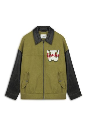 Olivgrüne Jacke mit schwarzen Lederärmeln, Reißverschluss, zwei Fronttaschen, bestickte Details "TW" und "forever".