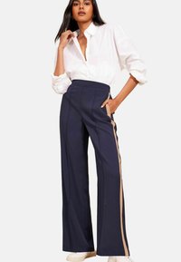 Friends Like These REGULAR FIT - SIDE STRIPE UTILITY  - Auduma bikses - blue