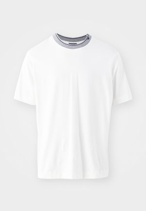 Camisa de tirantes corta blanca con un escote redondo que presenta un cuello acanalado de color azul oscuro en contraste y una suave tela de algodón.