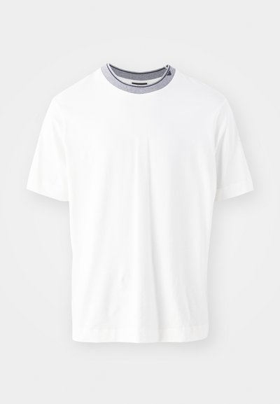 Balta trumpa rankovė t-shirt marškiniai su apvalia iškirpte, turintys kontrastuojančią tamsiai mėlyną dryžuotą apykaklę ir lygų medvilnės audinį.