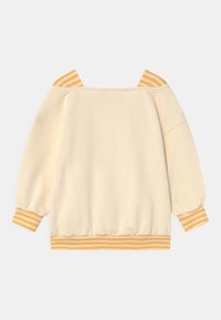Krémová mikina s off-shoulder designem a žebrovanými rukávy žlutých pruhů. Měkká textura, zaoblený lem a sportovní akcenty.