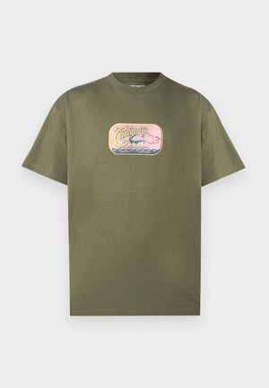 Oļīvzaļš kokvilnas T-krekls ar apaļu apkakli, priekšpusē krāsains grafisks attēls ar kanoe laivu un viļņiem. Īsas piedurknes, brīvs piegriezums.