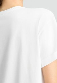 Weißes Baumwoll-T-Shirt mit rundem Ausschnitt, kurzen Ärmeln und einer glatten Textur sowie umgeschlagenen Ärmeln.