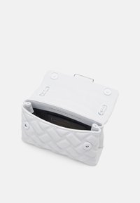 Valkoinen nahkainen käsilaukku kudotulla tekstuurilla, magneettisella napillakiinnityksellä ja sisäosastolla. Sisävuorissa kohokuvioitu logo.