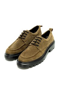 Chaussures en suede marron avec des œillets et des lacets noirs, présentant un bout rond et une épaisse semelle en caoutchouc noir avec des détails texturés.