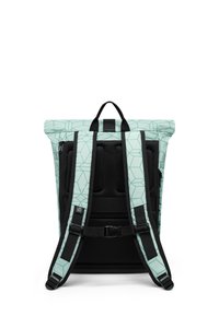 Mochila verde claro con patrón geométrico, panel trasero acolchado negro, correas de hombro ajustables, hebilla en el pecho y asa de transporte en la parte superior.