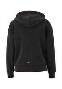 Schwarzer Kapuzenpullover mit langen Ärmeln, gerippten Bündchen und Saum, Rückansicht, mit kleinem goldenem Logo nahe dem Saum.