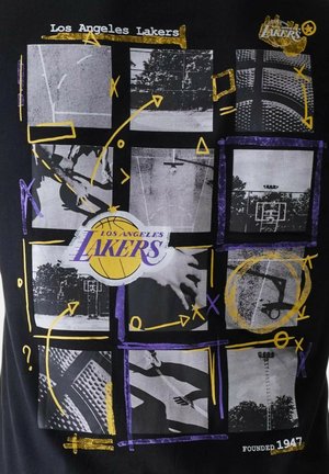 Schwarzes T-Shirt mit einer Collage aus Basketballbildern und gelben sowie lila Akzenten, mit dem Logo der "Los Angeles Lakers" und dem Text "gegründet 1947".