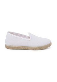 Scarpe slip-on bianche in tela con una parte superiore testurizzata e una suola in juta naturale, dotate di punta rotonda e semplice dettaglio di cucitura.