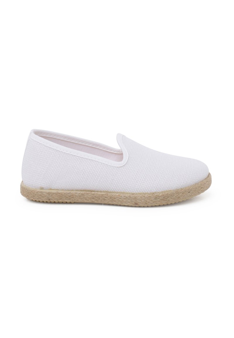 Scarpe slip-on bianche in tela con una parte superiore testurizzata e una suola in juta naturale, dotate di punta rotonda e semplice dettaglio di cucitura.