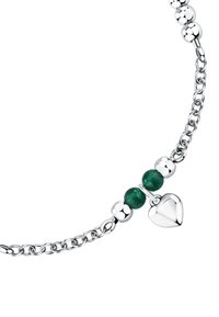 Bracciale in argento con perle argentate lucide e due pietre verdi, rifinito con un piccolo ciondolo a forma di cuore.