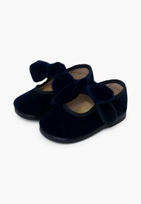 Marineblauwe fluwelen schoenen met ronde neuzen en een decoratieve strik op elke schoen. Zachte binnenvoering en zwarte rubberen zolen voor comfort.
