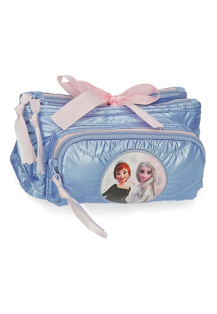 Astuccio per matite in tessuto lucido di colore blu chiaro, con tre scomparti con cerniera e un nastro rosa. Presenta un grafico rotondo di due personaggi animati.