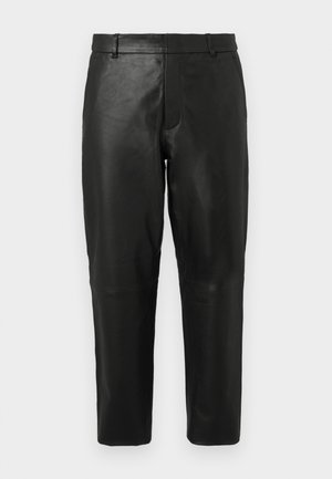 Pantalons droits en cuir noir avec passants de ceinture et poches latérales, présentés sur un fond clair uni.