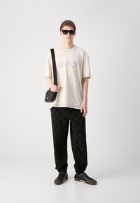 HUGO NITLOGO - Apdrukāts T-krekls - open white