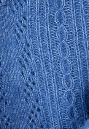 Gebreide stof in lichtblauw, met een textuurpatroon van verticale lijnen en een draaiend motief. Zacht, pluizig uiterlijk met een lichte glans.