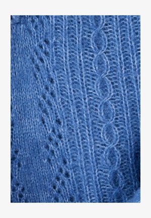 Gebreide stof in lichtblauw, met een textuurpatroon van verticale lijnen en een draaiend motief. Zacht, pluizig uiterlijk met een lichte glans.