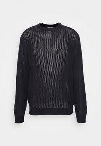 Pull noir en maille avec un motif à tissage lâche, col rond, et poignets et ourlet côtelés. Présente un design texturé et respirant.