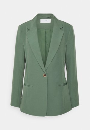Zelený blazer s klopovým límcem, zapínání na jediný knoflík, dvě boční kapsy a hladkou texturou. Podšívka, minimalistický design.