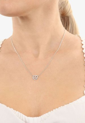 Collana d'argento con pendente circolare decorato con piccole pietre cristalline trasparenti; catena delicata; il pendente presenta forme circolari intrecciate.