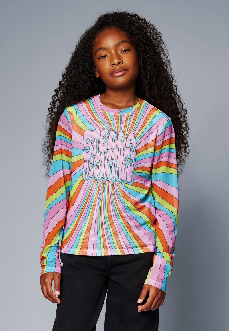 Camicia a maniche lunghe colorata con un motivo tie-dye in rosa, blu, verde e arancione, che presenta un audace testo bianco "STELLA MCCARTNEY" al centro.