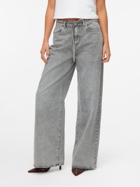 Grå denim bukser med vid ben som har høy midje, justerbar snor og to frontlommer. Strukturert stoff med en falmet finish.