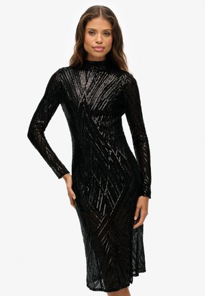 Schwarzes Paillettenkleid mit hohem Hals und langen Ärmeln. Verfügt über ein geometrisches Muster, eine figurbetonte Silhouette und eine Länge bis zur Mitte der Wade.