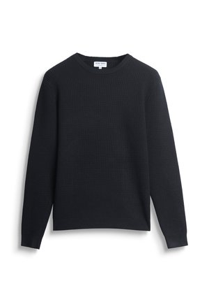 Maglione a girocollo in maglia nera con maniche lunghe, steso su un fondo bianco.