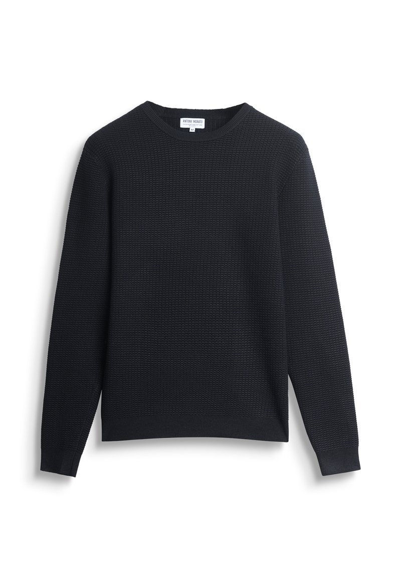 Maglione a girocollo in maglia nera con maniche lunghe, steso su un fondo bianco.