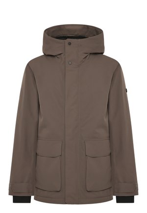 Brun vattentät jacka med en stor huva, två framfickor med lock och elastiska manschetter. Har en slät textur och en minimalistisk design.