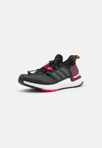 Svart löparskor med lila accenter, överdel av mesh, rosa snören och skum-sula. Har tre grå ränder längs sidan för varumärkesidentifiering.