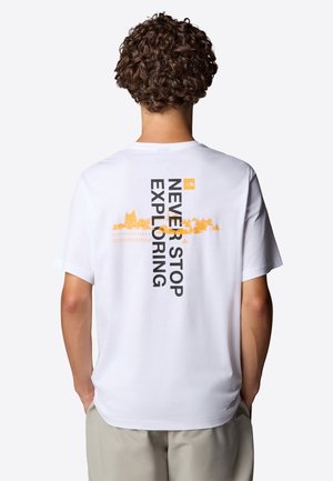 Weißes Baumwoll-T-Shirt mit einem schwarzen und orangefarbenen Grafikdesign, das den Schriftzug "NEVER STOP EXPLORING" zeigt, sowie einem Landschaftsmotiv auf der Rückseite.