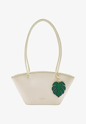 Sac cabas en cuir écru avec bord supérieur cousu, doté de longues anses et d'un pendentif vert en forme de feuille de monstera.