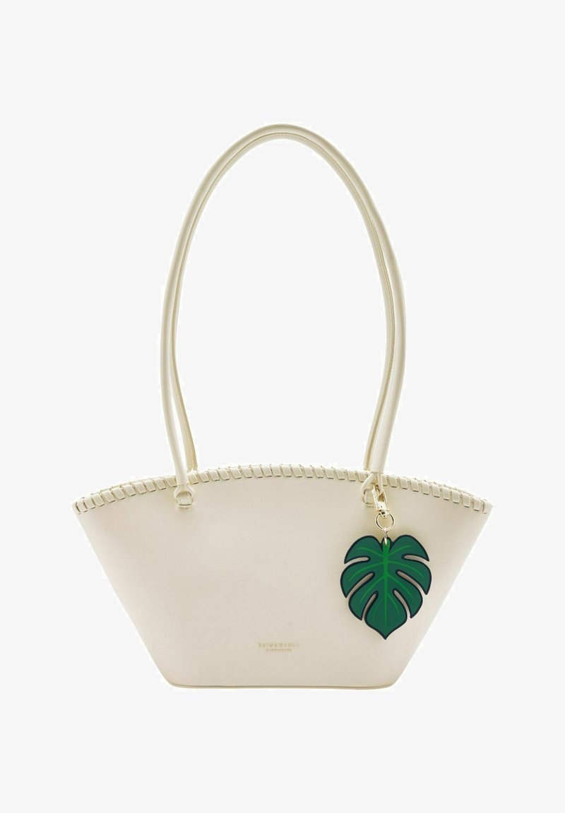 Sac cabas en cuir écru avec bord supérieur cousu, doté de longues anses et d'un pendentif vert en forme de feuille de monstera.